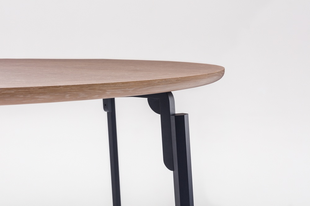 Comforty_Anvil_table_round_Krystian_Kowalski_photo_Ernest_Winczyk_2